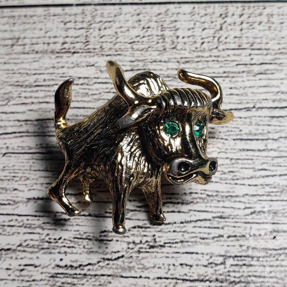Vintage Gold Tone Bull Taurus Zodiac With Dark Green rhinestone eyes brooch pin